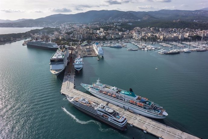Creuers en el port de Palma de Mallorca, autoritat porturia, crucerista, turisme, turistes