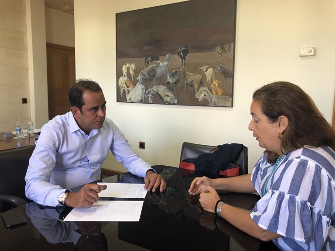 Presidente del Cabildo de Fuerteventura, Blas Acosta, con la representante jurídica de RIU Canarias, Águeda Borges