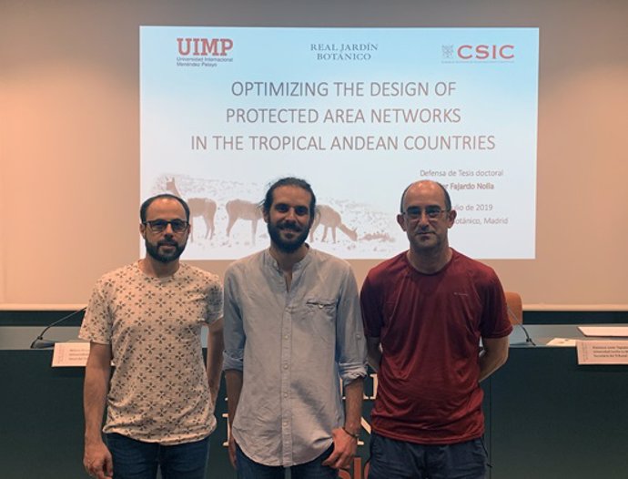 Javier Fajardo (centro) con sus dos directores de tesis, Jesús Muñoz (izda.) y Rubén G. Mateo (dcha.)