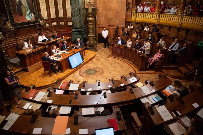 Pleno extraordinario sobre seguridad y vivienda celebrado en el  Ayuntamiento de Barcelona
