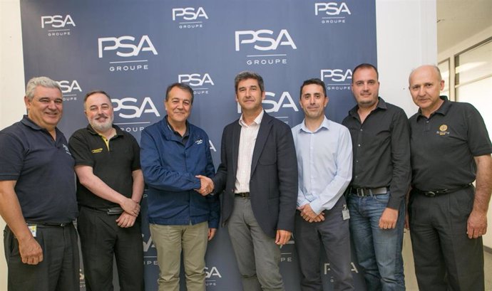 Miembros de dirección de Groupe PSA, ITAINNOVA y CAAR tras la firma.