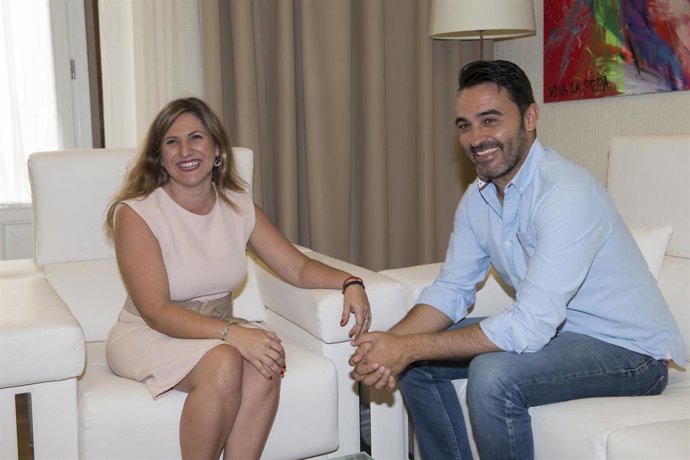 El alcalde de San Isidro del Guadalete junto con Irene García