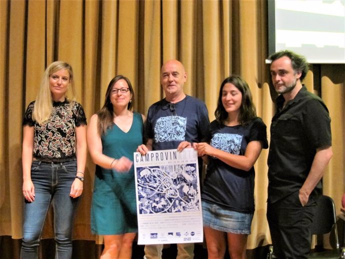 El alcalde de Camprovín, Arturo Villar, con artistas y miembros de la organización de 'Camprovinarte'