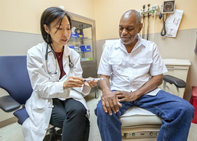 La Dra. Mary Rhee, médica investigadora de Atlanta VA y Emory University, habla sobre el uso de un glucómetro con el paciente de VA Joseph Fields.