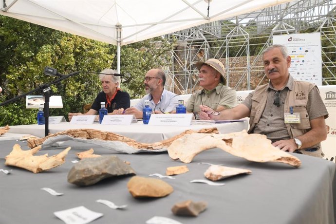 De izq a dcha, Juan Luis Arsuaga, el consejero de Cultura y Turismo, Javier Ortega, Eudald Carbonell y José María Bermúdez de Castro con los fósiles.