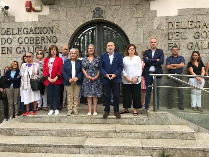 El delegado del Gobierno en Galicia, Javier Losada, encabeza un minuto de silencio en repulsa del crimen machista de Vilalba