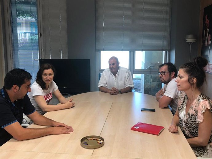 Antonio Rodes preside la mesa en una reunión con representantes de Getaway.