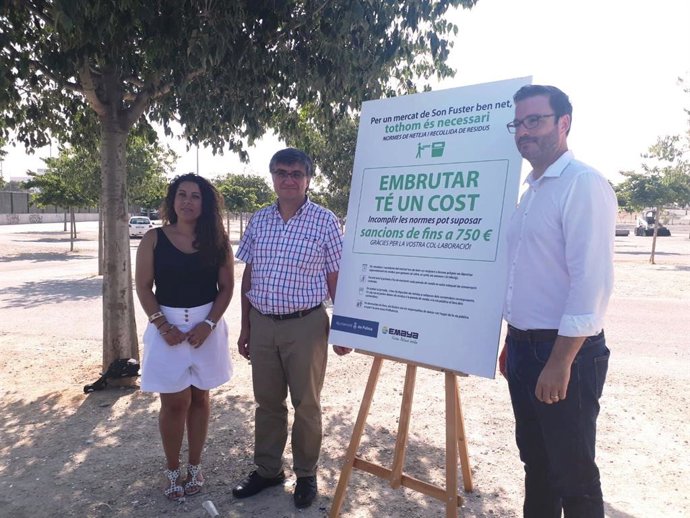 L'alcalde de Palma, José Hila, juntament amb la regidora d'Infraestructures i Accessibilitat, Angélica Pastor, i el president d'Emaya, Ramon Perpiny, durant una visita a l'aparcament de Son Fuster Vell.