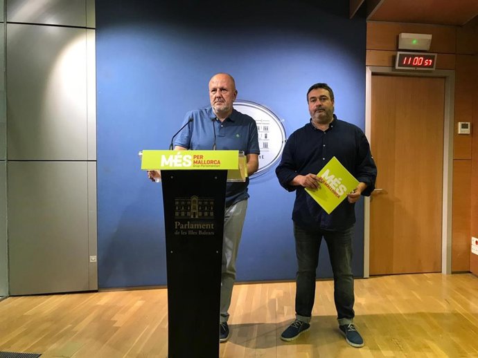El portaveu de MÉS per Malloca al Parlament, Miquel Ensenyat, i el diputat Joan Mas  'Collet', en roda de premsa al Parlament