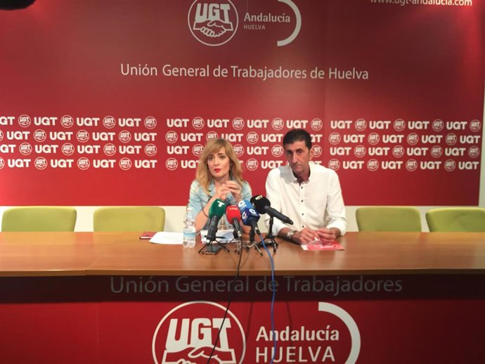 La secretaria general de UGT-A, Carmen Castilla, junto a su homólogo en Huelva, Sebastián Donaire.