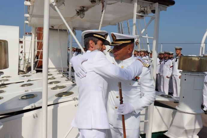 El capitán de Fragata Sasntiago de Colsa toma el mando de Elcano