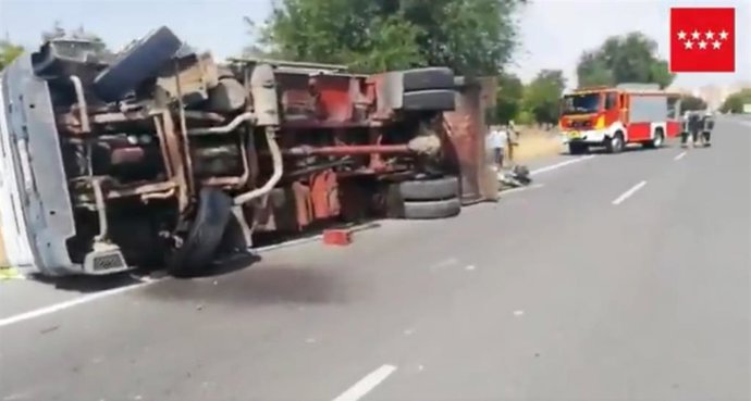 Un herido leve tras chocar contra un vehículo al distraerse mirando un camión que había volcado en el carril contrario en Alcalá de Henares