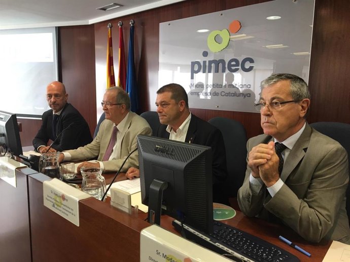 El director regional del Banco Sabadell en Barcelona, Xavier Comerma; el presidente de Pimec, Josep González; el secretario de Empresa y Competitividad de la Generalitat, Joaquim Ferrer, y el director de Observatorio de Pimec, Modest Guinjoan.