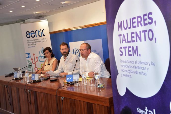 El presidente de AERTIC, José Luis Pancorbo; el director de la fundación ASTI, Roberto Ranz, y la directora general de la Agenda Digital de La Rioja, Ester Gutiérrez