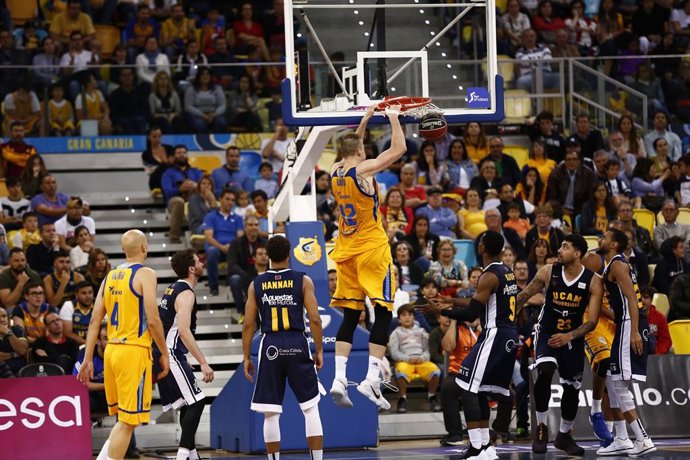 Ondrej Balvin anotando fácil con un mate en un Herbalife Gran Canaria-UCAM Murcia