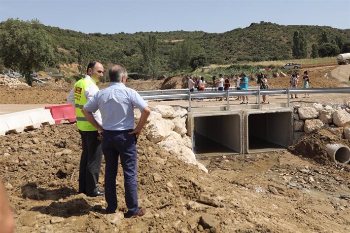 Ayerdi visita la instalación del vado provisional en el puente de acceso a Sansoáin tras las riadas del 8 de julio