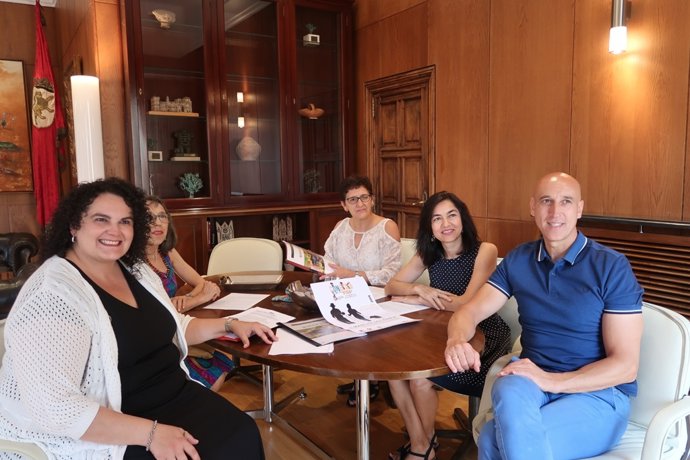 Diez y Vera López con los miembros de la Asociación Alfaem.