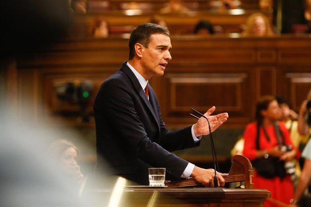 El presidente del Gobierno en funciones y candidato del PSOE a la reelección, Pedro Sánchez, interviene desde la tribuna del Congreso de los Diputados en la primera sesión del debate de investidura a la Presidencia del Gobierno.
