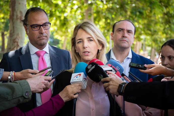 La diputada del PP, Cayetana Álvarez de Toledo, ofrece declaraciones a los medios de comunidacivisita el mercadillo de Singuerlin en Santa Coloma de Gramenet (Barcelona) acompañada del secretario general del PP catalán, Daniel Serrano (d) y del candidat
