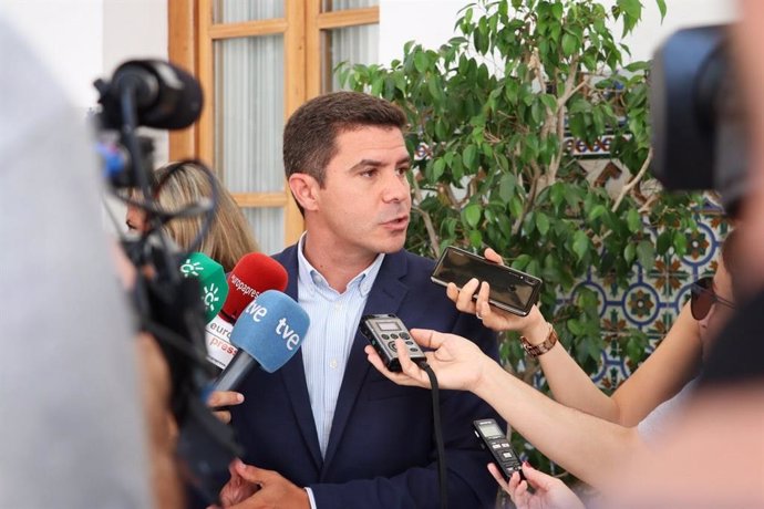 El portavoz parlamentario de Ciudadanos (Cs) en Andalucía, Sergio Romero, atiende a los medios.