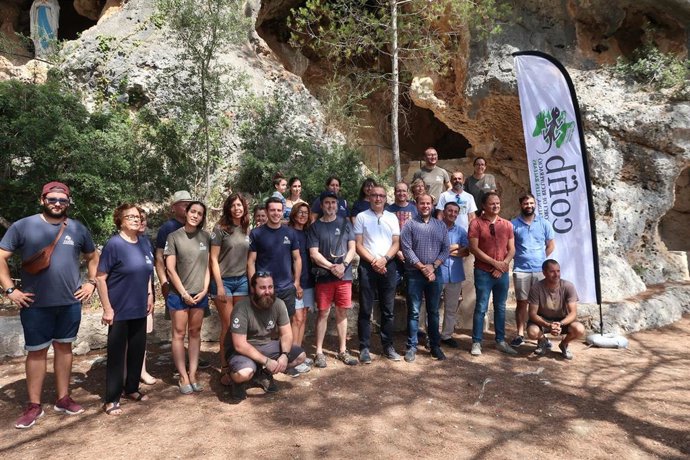 El conseller de Medio Ambiente y Territorio, Miquel Mir, asiste a la liberación de una treintena de vencejos en la cueva de Lourdes de Santa Eugnia junto a voluntarios y trabajadores del Centro para la Recuperación de la Fauna de Baleares (Cofib).