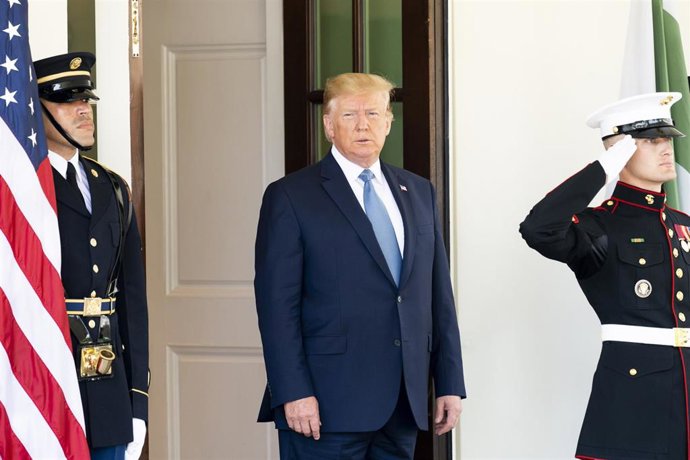 Donald Trump en la Casa Blanca esperando la llegada del primer ministro de Pakistán, Imran Jan