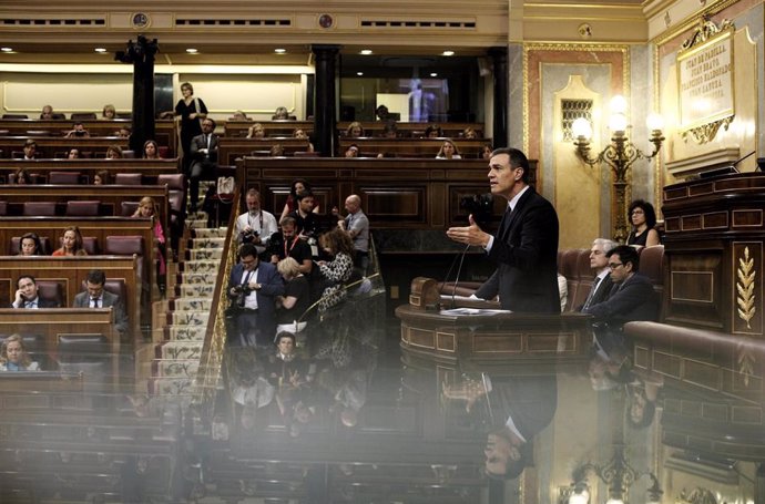 El presidente del Gobierno en funciones y candidato a la reelección, Pedro Sánchez, da la réplica a los portavoces del Grupo Mixto del Congreso de los Diputados durante la segunda sesión del debate de investidura del candidato socialista a la Presidenci