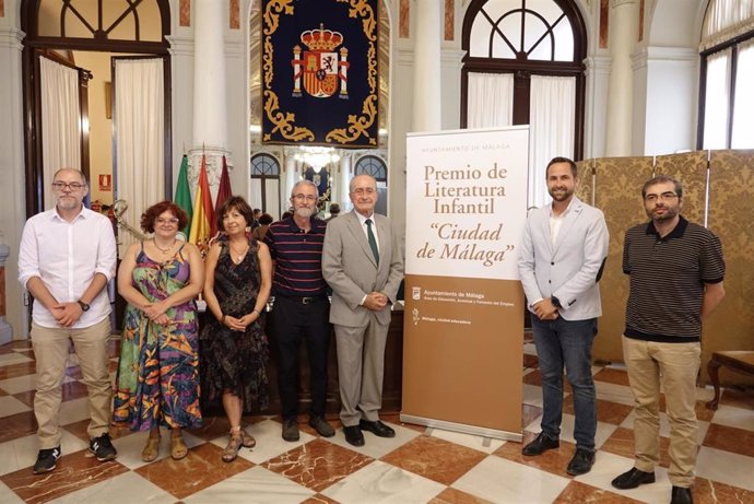 El Ayuntamiento De Málaga Informa: La Escritora Jiennsense Patricia Garcia Rojo, Ganadora Del X Premio De Literatura Infantil Ciudad De Málaga Por El Bosque De La Cima De La Montaña