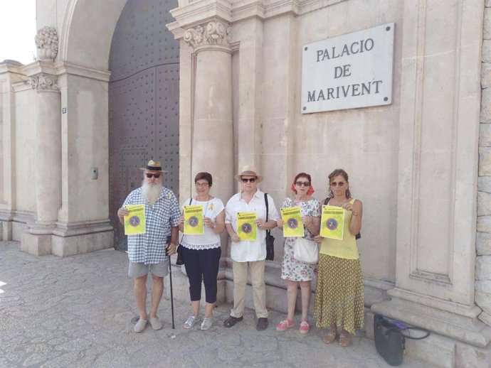 La plataforma 'Arruix Borbons' en una roda de premsa davant del Palau de Marivent