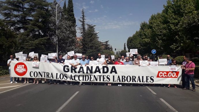 Sindicatos se concentran en Granada