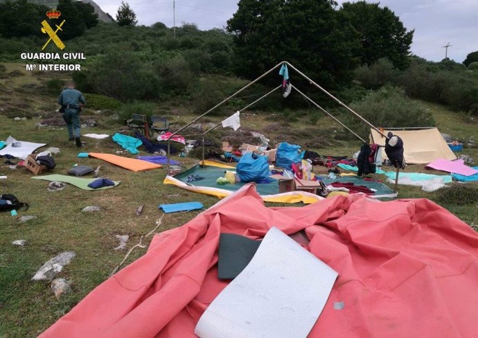 Tienda de campaña afectada por el viento en un campamento de León.