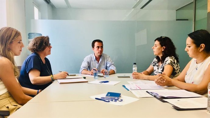 El conseller del PP Lloren Galmés (centro) en una reunión con las madres de dos niños discapacitados en Mallorca