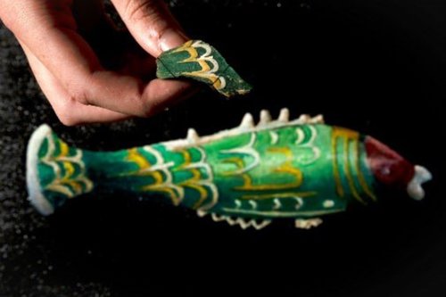 El fragmento aparece arriba, junto a una recreación de cómo debió ser el frasco