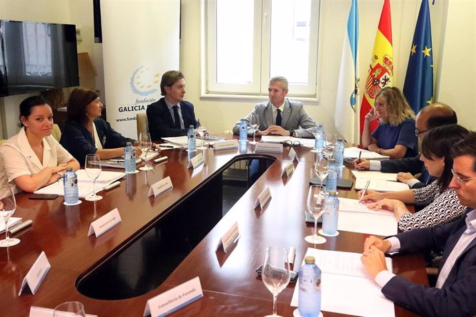 El vicepresidente de la Xunta, Alfonso Rueda, preside la reunión del patronato de la Fundación Galicia Europa. Asiste el director xeral de Relacións Exteriores e coa Unión Europea, Jesús Gamallo.