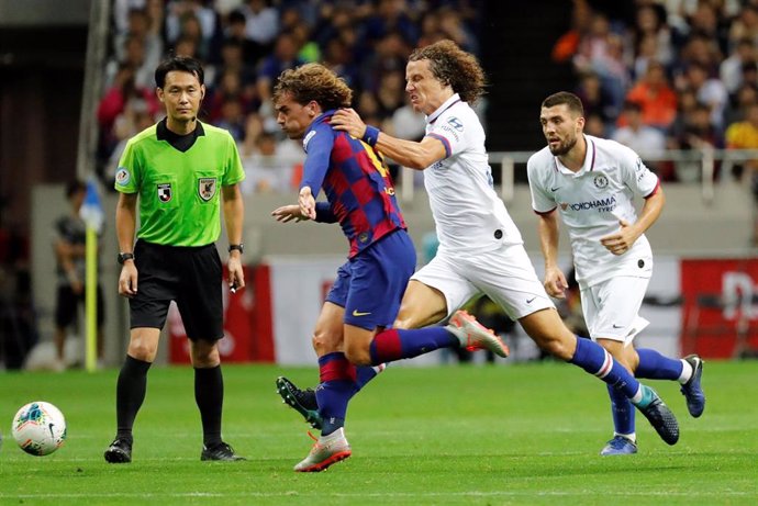 Antoine Griezmann pugna con David Luiz en el amistoso FC Barcelona-Chelsea