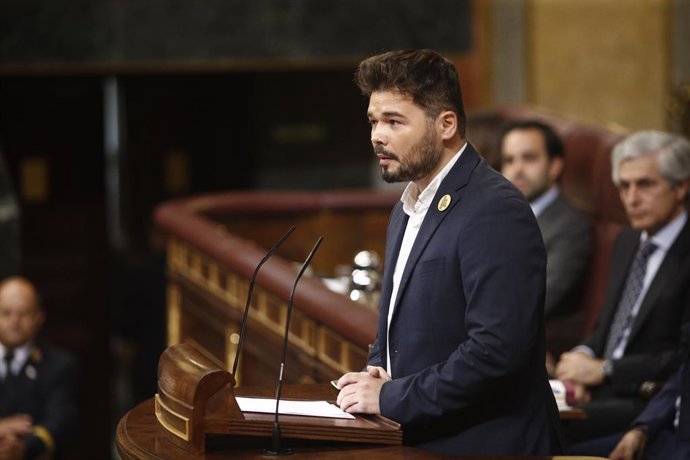 El portavoz de ERC, Gabriel Rufián, interviene durante la segunda sesión del debate de investidura del candidato socialista a la Presidencia del Gobierno, Pedro Sánchez