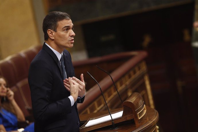 El presidente del Gobierno en funciones y candidato socialista a la reelección, Pedro Sánchez, da la réplica a la intervención del portavoz de ERC en el Congreso de los Diputados durante la segunda sesión del debate de investidura del candidato socialis