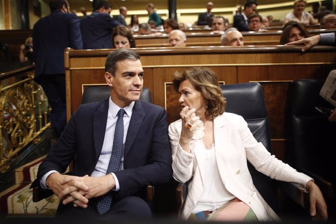 El presidente y la vicepresidenta del Gobierno en funciones, Pedro Sánchez y Carmen Calvo sentados en sus escaños del Congreso de los Diputados durante la segunda sesión del debate de investidura del candidato socialista a la Presidencia del Gobierno.