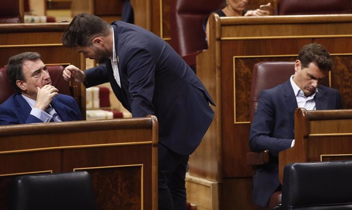 El portavoz de ERC en el Congreso de los Diputados, Gabriel Rufián (c) habla con el del PNV, Aitor Esteban (i). Mientras, el presiente de Ciudadanos, Albert Rivera (d) consulta su móvil.