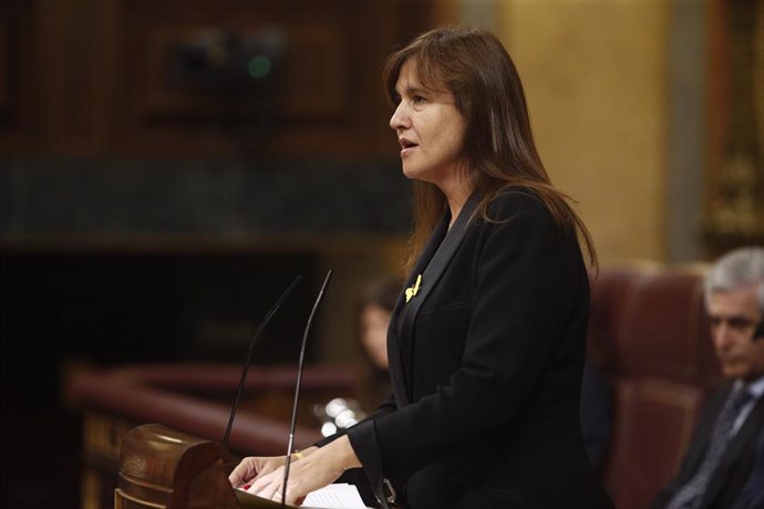 La portavoz de Junts per Cataluña en el Congreso, Laura Borrs interviene durante la segunda sesión del debate de investidura del candidato socialista a la Presidencia del Gobierno.