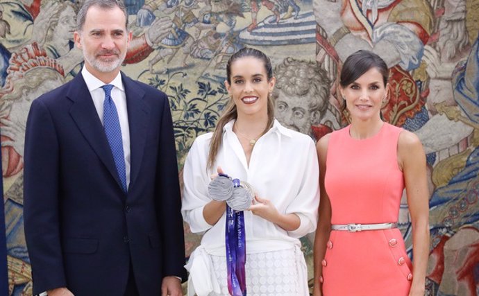 Ona Carbonell al costat de Don Felipe i Donya Letizia en el Palau de la Zarzuela