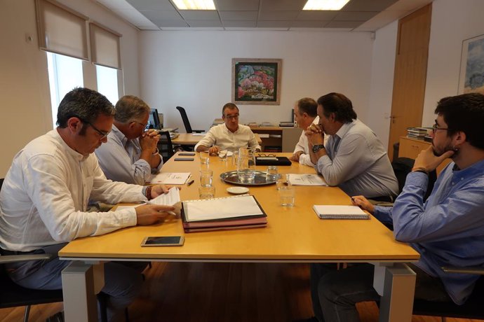 Imatge de la reunió entre el conseller de Transició Energtica i Sectors Productius, Juan Pedro Yllanes, i el president de la Cambra de Comer de Mallorca, Antoni Mercant.