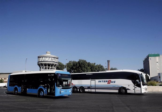 Un autobús de la EMT, línea 76, circulando por junto al Matadero de Madrid.