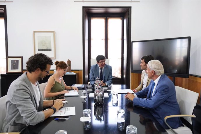 El director de Save the Children en Andalucía, Javier Cuenca, se reúne con el vicepresidente de la Junta, Juan Marín.