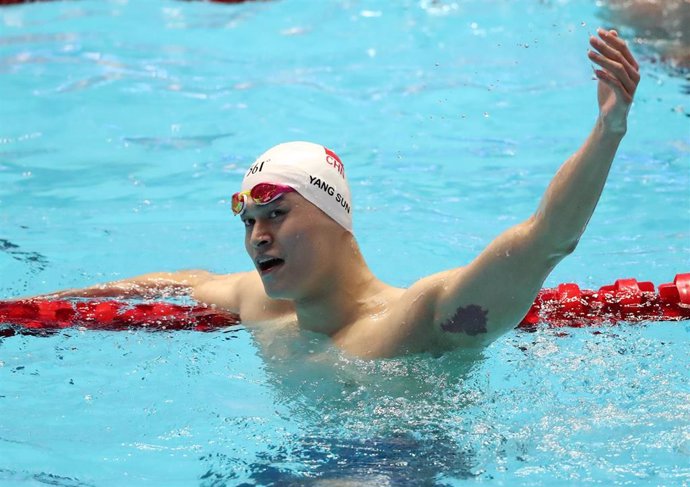 El nadador chino Sun Yang celebra su oro en los 200 libres del Mundial 2019