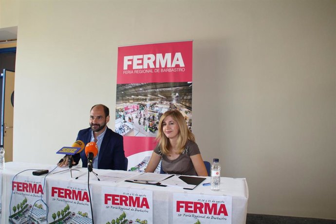 El alcalde de Barbastro, Fernando Torres, y la concejal de Desarrollo, Belinda Pallás, durante la presentación de FERMA.