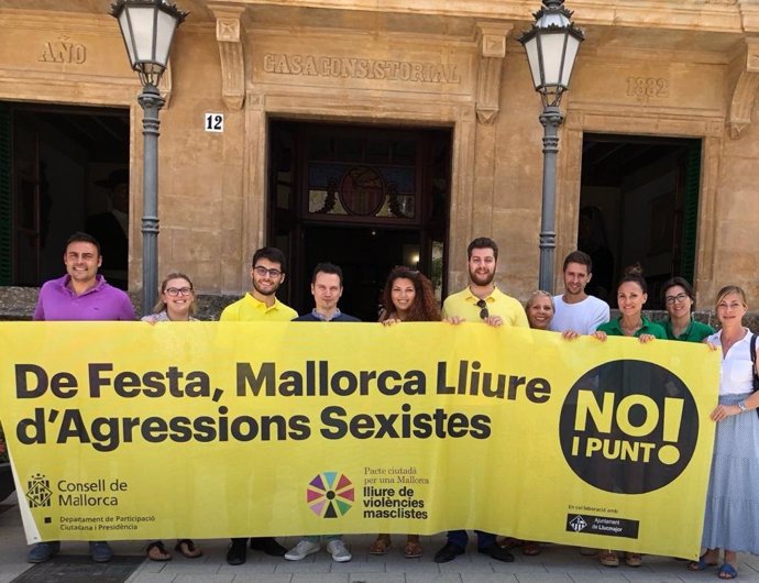 Representants de l'Ajuntament de Llucmajor amb la bandera de la campanya  "No i punt" impulsada pel Consell de Mallorca contra les agressions sexistes a la illa.