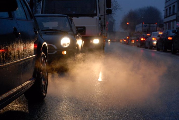 Imagen recurso de la contaminación emitiada por los vehículos en un caso urbano de la capital.