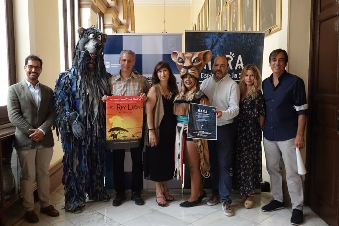 La concejala delegada de Sostenibilidad Medioambiental, Gemma del Corral, acompañada del productor del musical, Eduardo Martín, presenta el musical 'Hara, El espíritu de la Selva'.