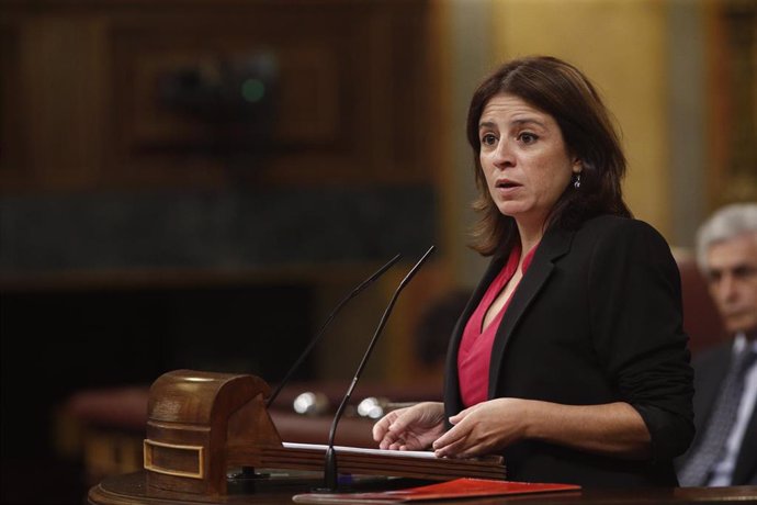 La vicesecretaria general del PSOE y portavoz del partido en el Congreso, Adriana Lastra, interviene durante la segunda sesión del debate de investidura del candidato socialista a la Presidencia del Gobierno.